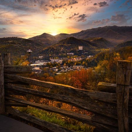 Smoky Bear Lodge With Guest House, Hot Tub, 1089 Free Tickets Each Paid Day, Dollywood And More Sevierville Exterior photo