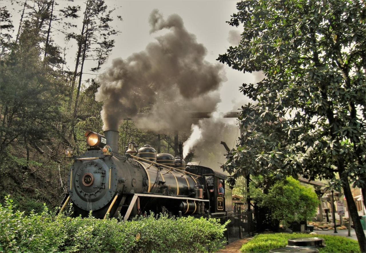 Smoky Bear Lodge With Guest House, Hot Tub, 1089 Free Tickets Each Paid Day, Dollywood And More Sevierville Exterior photo
