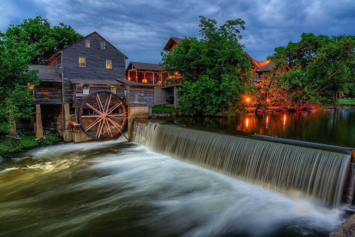 Smoky Bear Lodge With Guest House, Hot Tub, 1089 Free Tickets Each Paid Day, Dollywood And More Sevierville Exterior photo
