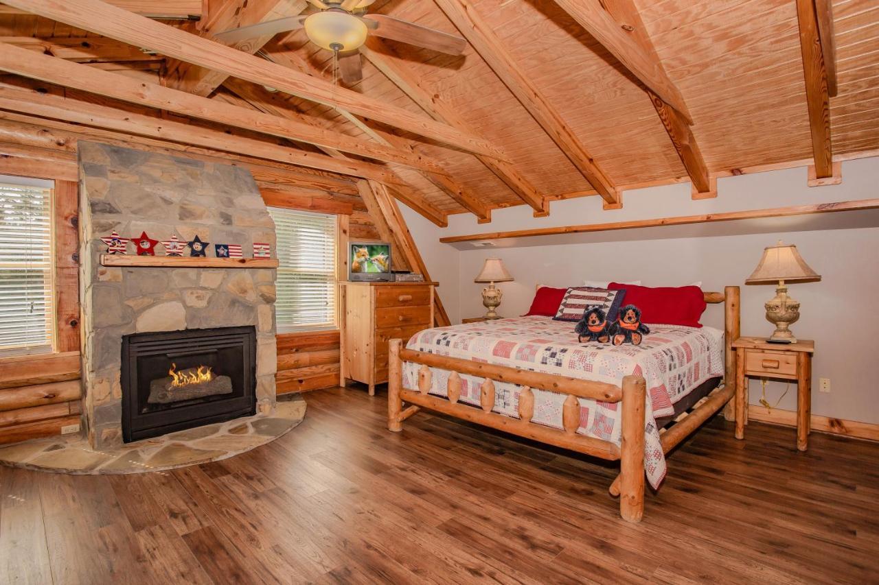 Smoky Bear Lodge With Guest House, Hot Tub, 1089 Free Tickets Each Paid Day, Dollywood And More Sevierville Exterior photo